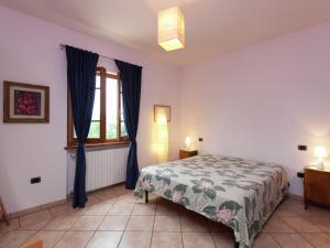 um quarto com uma cama e uma janela em Belvilla by OYO Valleriana em San Quirico