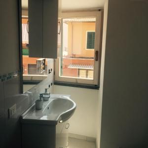 bagno con lavandino e finestra di Trilocale Porto Azzurro a Porto Azzurro