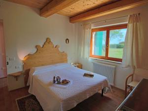 MontelabbateにあるCottage in Montelabbate with Pool & Forestのベッドルーム1室(テーブル、窓付)