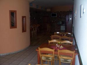 un comedor con mesa y sillas y una habitación con mesas y sillas en Penzion Restaurace Chanos en Stříbro