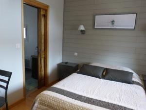 - une chambre avec un lit et une photo sur le mur dans l'établissement Gîte du Pagoulin - Gîte, à Hyères