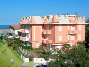 ポルト・ガリバルディにあるBelvilla by OYO Porto Garibaldi Trilo Doriaの大きなピンクの建物