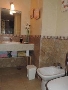 タリファにあるAracaのバスルーム(洗面台、トイレ、シンク付)