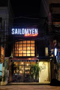 ein Restaurant mit einem Schild, das die salomonische Taverne liest in der Unterkunft Sailomyen Hostel in Vientiane