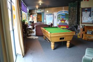 Biliár nebo kulečník v ubytování Atlantis Backpackers