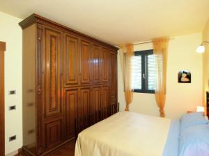 Llit o llits en una habitació de Kleurrijk vakantiehuis in Verucchio met ruime tuin