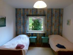 a bedroom with two beds and a window at Ferienwohnung Garten Eben in Rullstorf
