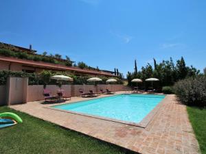 The swimming pool at or close to Farmhouse in Montalto near the Beach
