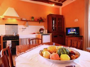 A kitchen or kitchenette at Farmhouse in Montalto near the Beach