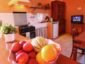 A kitchen or kitchenette at Farmhouse in Montalto near the Beach