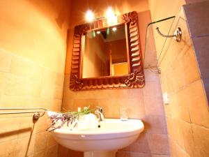 A bathroom at Farmhouse in Montalto near the Beach