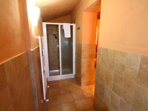 A bathroom at Farmhouse in Montalto near the Beach
