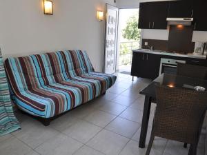 uma sala de estar com um sofá e uma cozinha em Spacious holiday home with pool em San-Nicolao