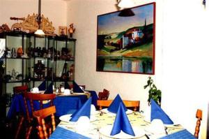 un comedor con una mesa con banderas azules. en Haus Stefanie, en Inzell