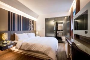 Postel nebo postele na pokoji v ubytování Royal Garden Hotel