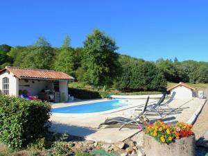 Gallery image of Spacious cottage in Roussines with heated pool in Roussines