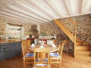 Gallery image of Spacious cottage in Roussines with heated pool in Roussines