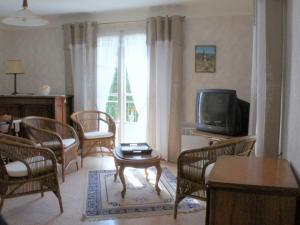 Ruang duduk di Lovely Holiday Home in Saint Saturnin l s Apt with Pool