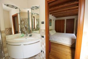 Ένα μπάνιο στο Casa Giulio Apartment in Lezzeno Lake Como +67 φωτογραφίες