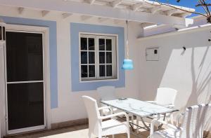 ein Tisch und Stühle vor einem Haus in der Unterkunft Villa Mela in Playa Honda