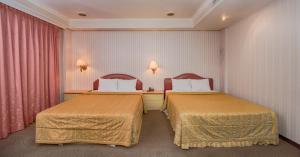 Letto o letti in una camera di Empire Hotel