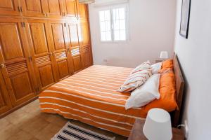 ein Schlafzimmer mit einem Bett und Holzschränken in der Unterkunft Villa Mela in Playa Honda + 18 Fotos