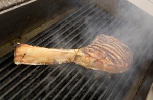 un morceau de viande préparé sur un grill dans l'établissement Studio's de Domburger, à Domburg