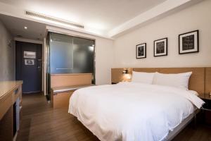Postel nebo postele na pokoji v ubytování Royal Garden Hotel