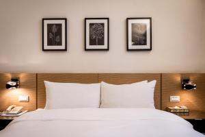 Postel nebo postele na pokoji v ubytování Royal Garden Hotel