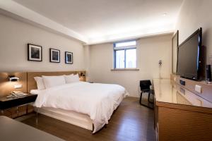 TV a/nebo společenská místnost v ubytování Royal Garden Hotel