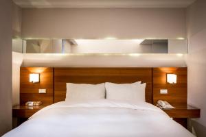 Postel nebo postele na pokoji v ubytování Royal Garden Hotel