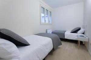 ジローナにあるBravissimo Cort Reial-3Aのベッドルーム1室(ベッド2台、窓付)