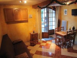 Cozy Cottage in Vaires sur Marne with Garden tesisinde bir oturma alanı