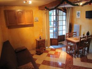シェルにあるCozy Cottage in Vaires sur Marne with Gardenのキッチン、ダイニングルーム(テーブル、椅子付)