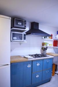 een blauwe keuken met een fornuis en een magnetron bij Apart and Benef in Valencia