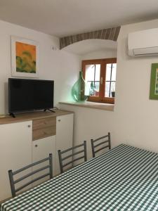 Televízia a/alebo spoločenská miestnosť v ubytovaní Apartment Filipas