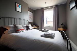 A bed or beds in a room at The Duke William 