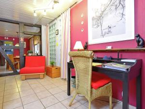バート・ピルモントにあるWooden Apartment in L wensen Lower Saxony with Terraceのデスクと赤い椅子付きのオフィス