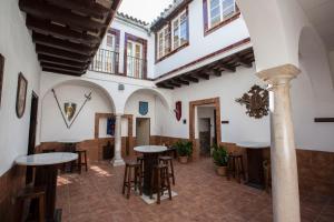 una habitación con mesas y sillas en un edificio en Hotel Carlos V Jerez by Vivere Stays, en Jerez de la Frontera