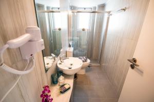 ハニア・タウンにあるMare Civitas Apartmentsのバスルーム(トイレ、洗面台、シャワー付)