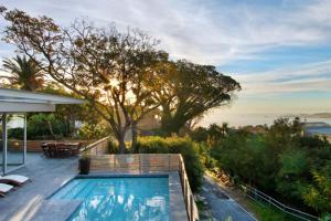 ein Pool auf dem Dach eines Hauses in der Unterkunft Blinkwater Villa in Kapstadt