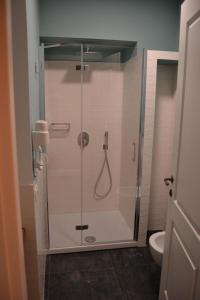 ein Badezimmer mit Dusche und Toilette in der Unterkunft Residenza Roma Imperiale in Rom + 37 Fotos