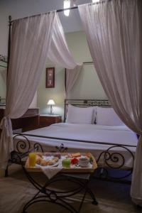 Un pat sau paturi într-o cameră la Evzin Hotel
