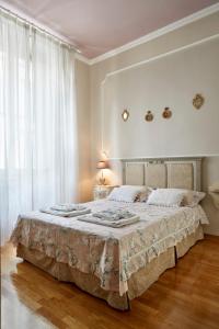 フィレンツェにあるAppartamento Montanelliのベッドルーム1室(大きなベッド1台、大きな窓付)