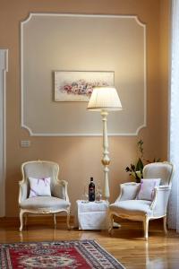 フィレンツェにあるAppartamento Montanelliのリビングルーム(椅子2脚、ランプ付)