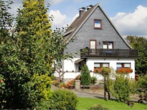 ein Haus mit Balkon darüber in der Unterkunft Apartment in Langewiese Sauerland with garden in Winterberg