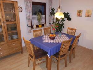 jadalnia z niebieskim stołem i krzesłami w obiekcie Apartment in Langewiese Sauerland with garden w mieście Winterberg