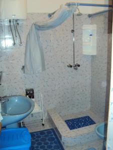 La salle de bains est pourvue d'une douche, d'un lavabo et de toilettes. dans l'établissement Apartments Petar, à Blace