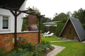 einen Hinterhof mit einem Pavillon neben einem Haus in der Unterkunft Ferienhaus Krüger in Loissin