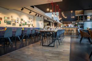 un ristorante con tavolo e sedie lunghi di Park Inn By Radisson Brussels Airport a Diegem